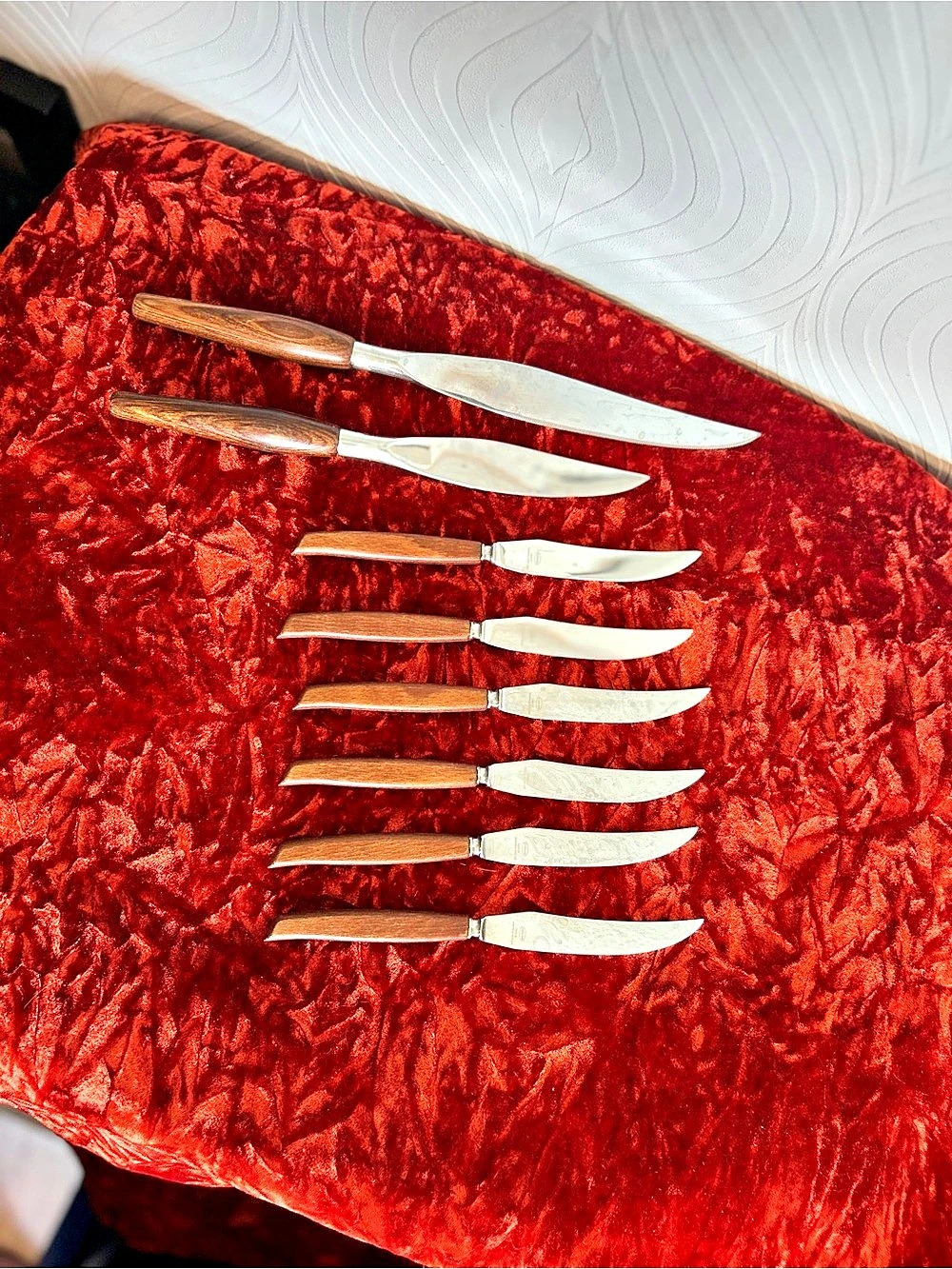 Retro Cambridge Eight-Piece Handled Knife Set in Brown